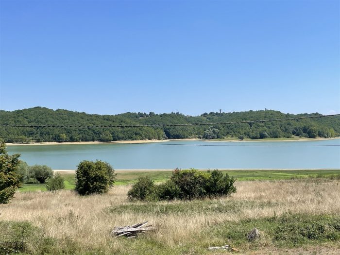 Photo Emplacement exceptionnel pour cette propriété au bord d'un lac avec vue sur la montagne image 5/35
