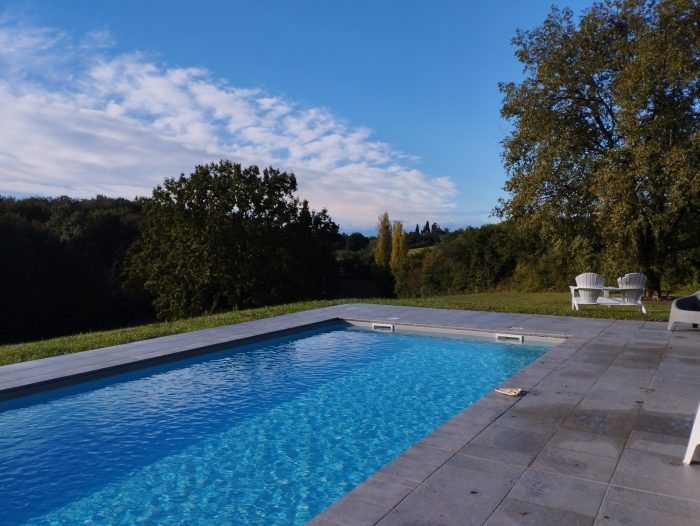 Photo Superbe maison atypique avec piscine - Terrain de 6 hectares boisé et vue Montagnes image 12/60