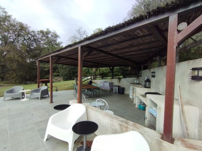 Photo Superbe maison atypique avec piscine - Terrain de 6 hectares boisé et vue Montagnes image 26/60