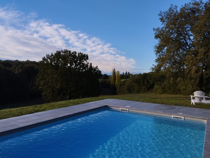 Photo Superbe maison atypique avec piscine - Terrain de 6 hectares boisé et vue Montagnes image 58/60