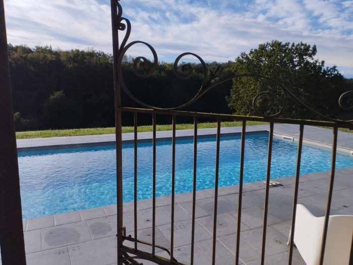 Photo Superbe maison atypique avec piscine - Terrain de 6 hectares boisé et vue Montagnes image 59/60