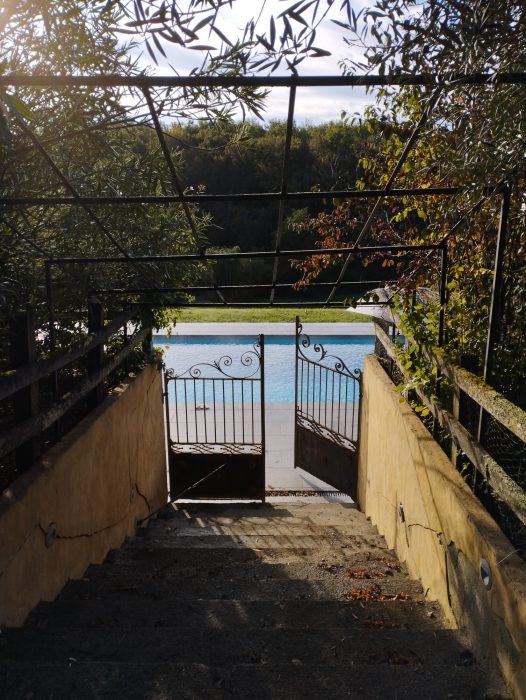 Photo Superbe maison atypique avec piscine - Terrain de 6 hectares boisé et vue Montagnes image 60/60