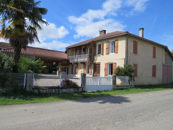 Traditional house for sale, 8 rooms - Monléon-Magnoac 65670