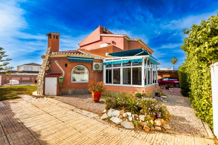 Villa en venta, 7 habitaciones - Torrevieja 03184