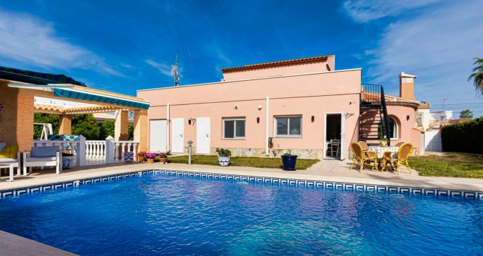 Villa en venta, 7 habitaciones - Torrevieja 03184