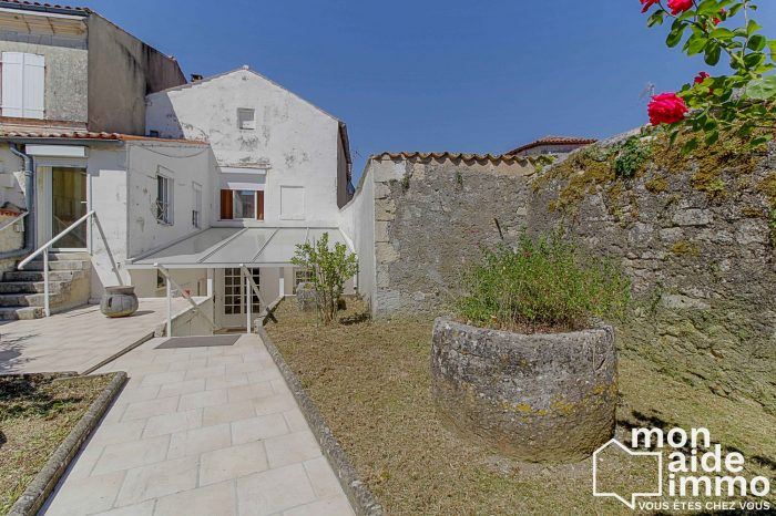 Maison mitoyenne 2 côtés à vendre, 7 pièces - Pons 17800