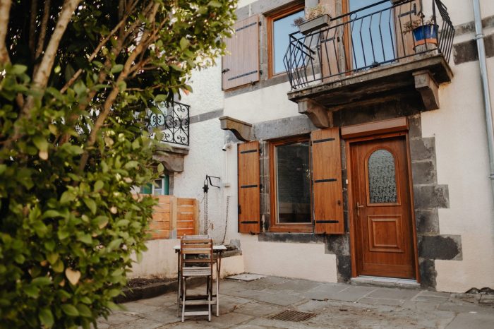 Old house for sale, 6 rooms - Volvic 63530