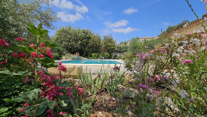 Photo Jolie villa dans un écrin de verdure avec piscine. image 9/33