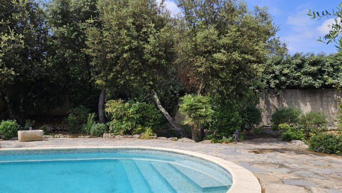Photo Jolie villa dans un écrin de verdure avec piscine. image 32/33