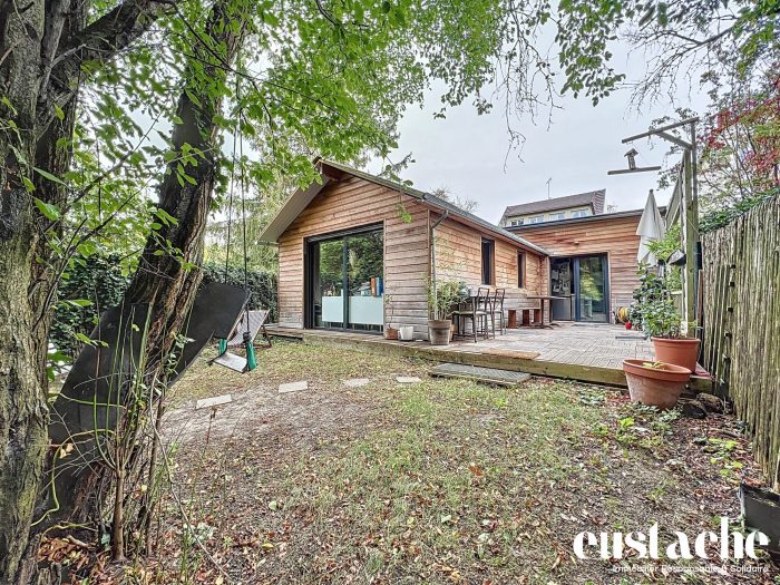 Charmante maison en bois de cèdre rouge avec jardin
