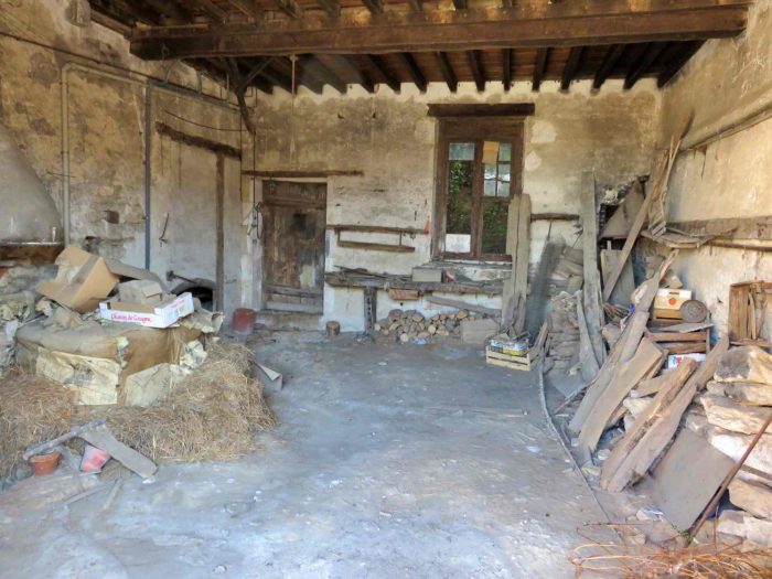 Photo A SAISIR, Maison T6 avec grange et courette à restaurer intégralement à MAILLY LA VILLE image 10/13