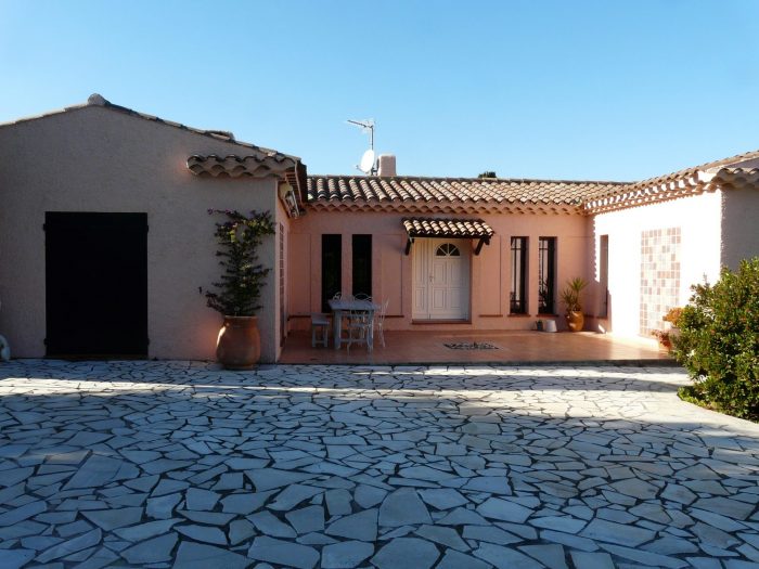 Villa à louer, 7 pièces - Saint-Cyr-sur-Mer 83270