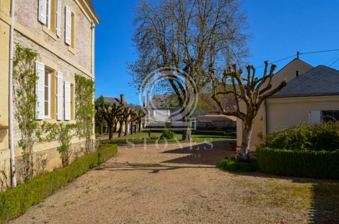 Photo Somptueuse demeure de maître du XIXe siècle avec piscine et intérieur raffiné à Montignac image 25/33