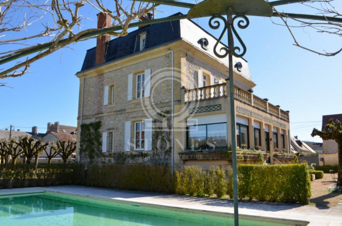 Photo Somptueuse demeure de maître du XIXe siècle avec piscine et intérieur raffiné à Montignac image 1/33