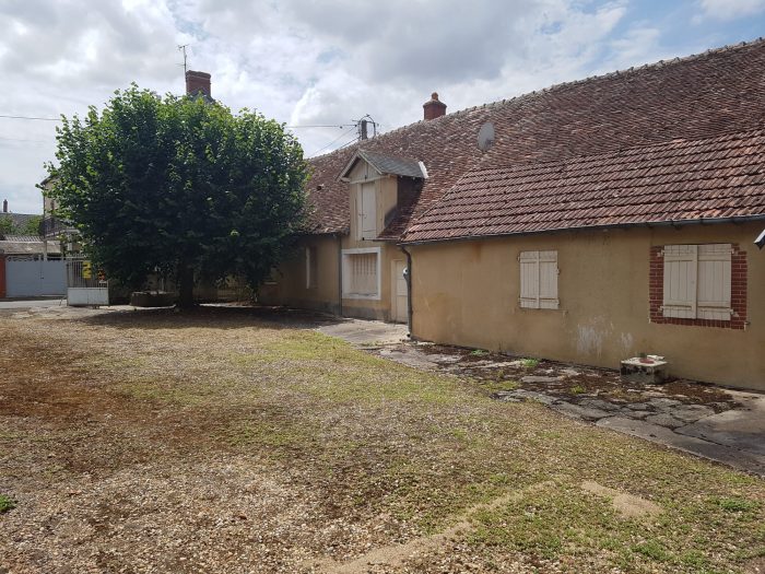 Maison ancienne à vendre, 9 pièces - Avord 18520