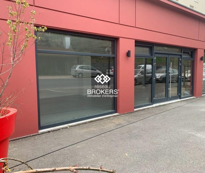 Local commercial à louer, 111 m² - Voiron 38500