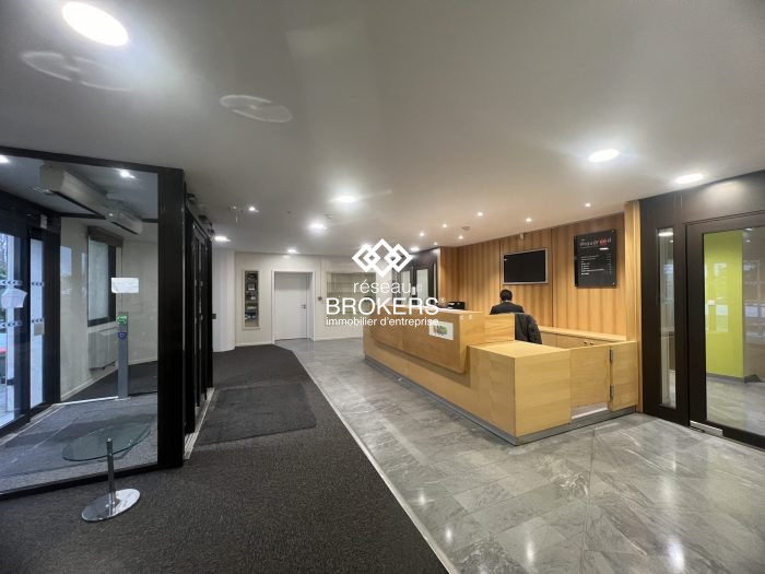 Bureau à louer, 725 m² - Saint-Aubin 91190