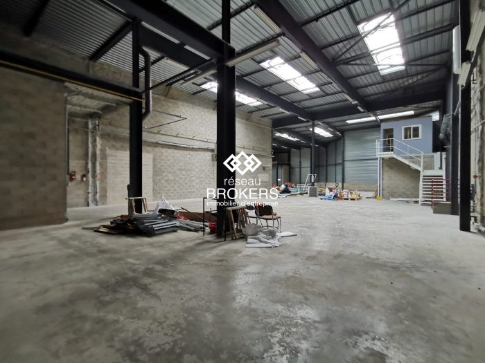 Local industriel à louer, 1135 m² - Élancourt 78990