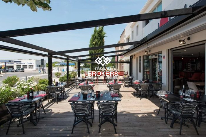 Restaurant, bar à vendre, 180 m² 40 places - Maubec 84660