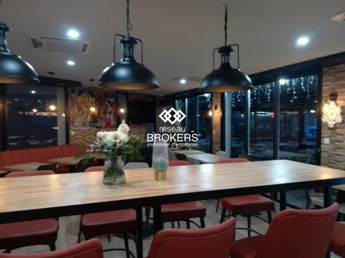 Restaurant, bar à vendre, 180 m² 40 places - Maubec 84660