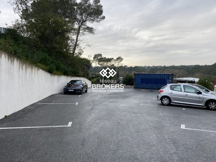 Local professionnel à vendre, 520 m² - Roquebrune-sur-Argens 83370