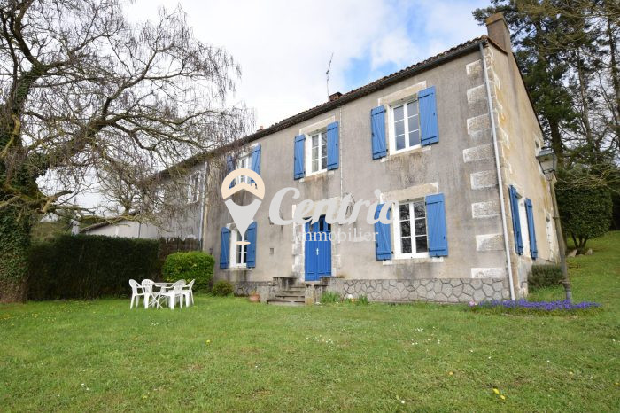 Old house for sale, 5 rooms - Nueil-les-Aubiers 79250