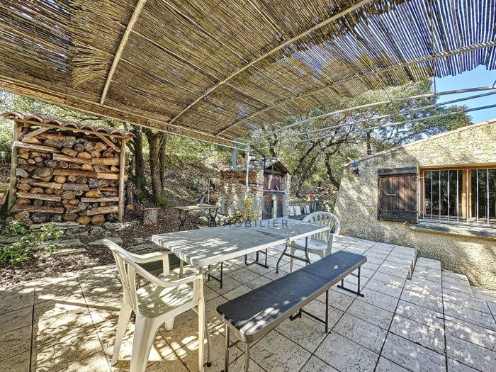 Photo A 4 km d'Uzès, villa traditionnelle assise sur 2980 m2 de terrain. Vue dominante. image 17/24