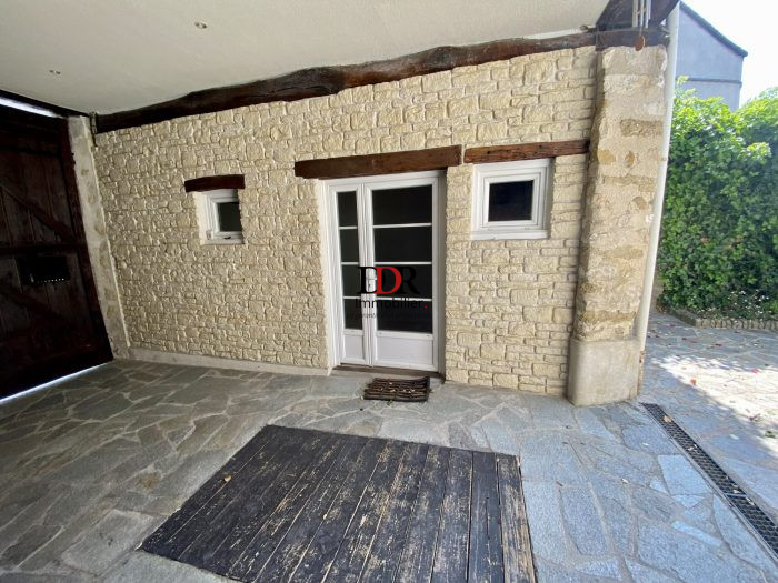 Photo Maison de charme en pierres de Vigny, articulée autour d'une belle cour pavée privative image 6/22