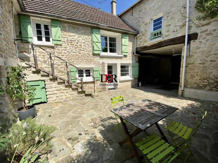 Photo Maison de charme en pierres de Vigny, articulée autour d'une belle cour pavée privative image 4/22