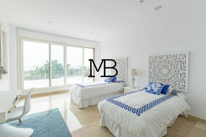 Photo Cette magnifique villa de luxe moderne avec une très belle vue mer à Moraira, proche du golf. a été construite en 2013 avec des matériaux de haute qualité, située dans une urbanisation très prestigieuse et privée. image 6/18