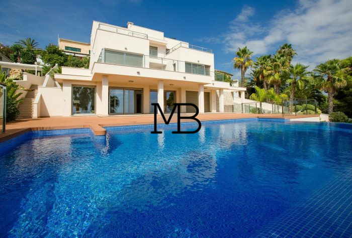 Photo Cette magnifique villa de luxe moderne avec une très belle vue mer à Moraira, proche du golf. a été construite en 2013 avec des matériaux de haute qualité, située dans une urbanisation très prestigieuse et privée. image 1/18