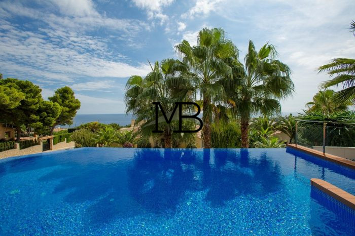 Photo Cette magnifique villa de luxe moderne avec une très belle vue mer à Moraira, proche du golf. a été construite en 2013 avec des matériaux de haute qualité, située dans une urbanisation très prestigieuse et privée. image 2/18