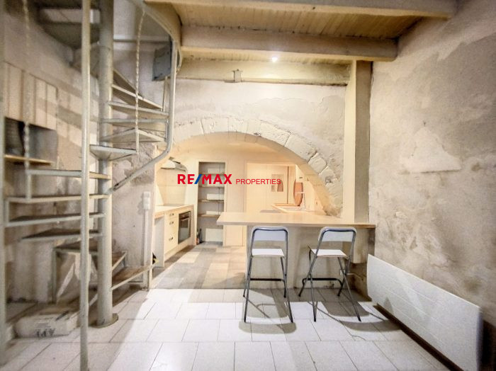 Old house for sale, 3 rooms - Arles 13200