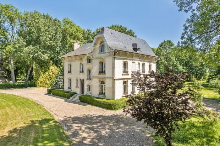 Photo Maison bourgesoise dans Domaine d'exception avec parc de 6 hectares : élégance, modernité et tranquillité image 2/62