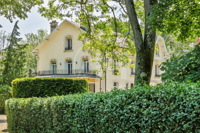 Photo Maison bourgesoise dans Domaine d'exception avec parc de 6 hectares : élégance, modernité et tranquillité image 17/62