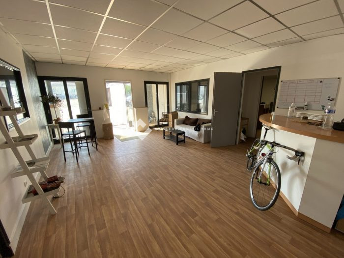Local professionnel à vendre, 952 m² - Neuville-de-Poitou 86170