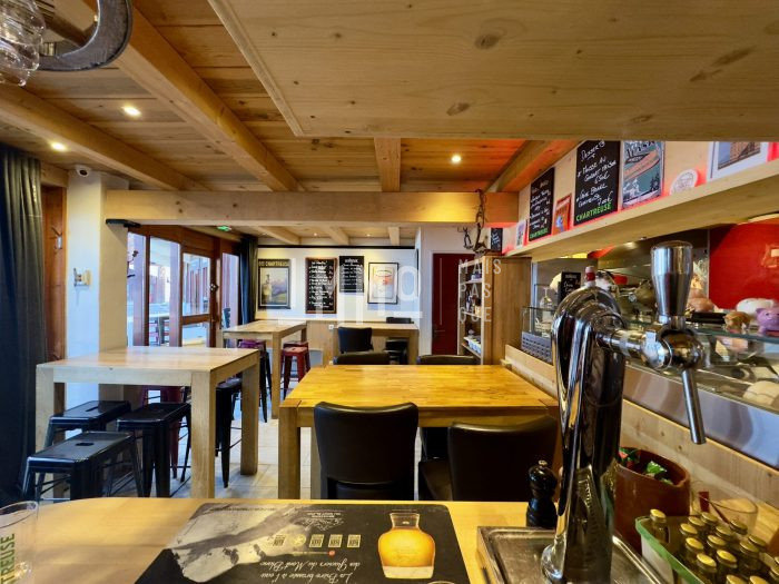 Restaurant, bar à vendre, 55 m² 30 places - Bourg-Saint-Maurice 73700