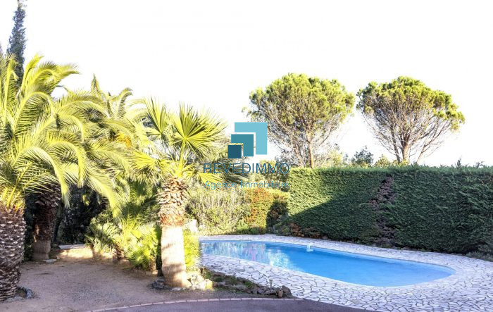 Villa divisée en deux appartements avec piscine et apercue mer