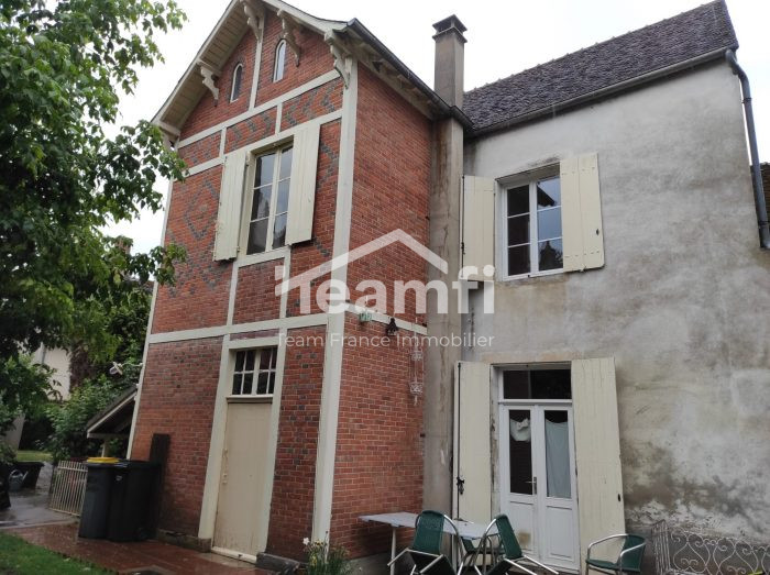 Maison bourgeoise à vendre, 5 pièces - Ainay-le-Château 03360