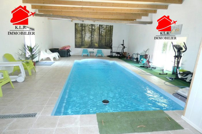 Photo Grande maison de campagne avec piscine intérieure et très bel extérieur image 18/19