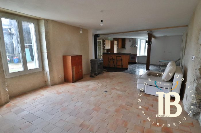 Old house for sale, 5 rooms - Mirebeau 86110