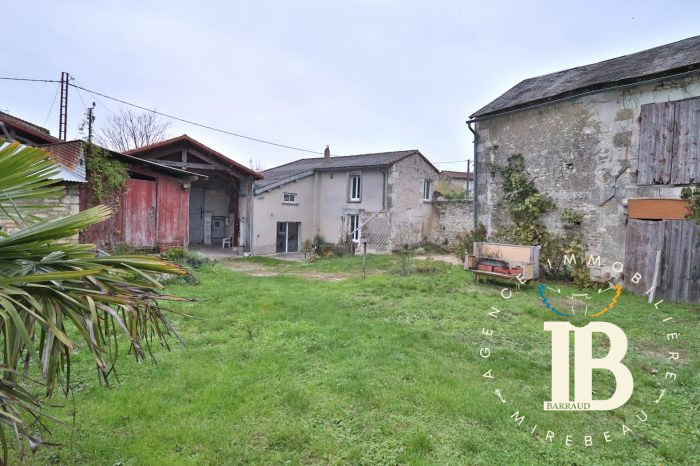 Maison ancienne à vendre, 5 pièces - Mirebeau 86110