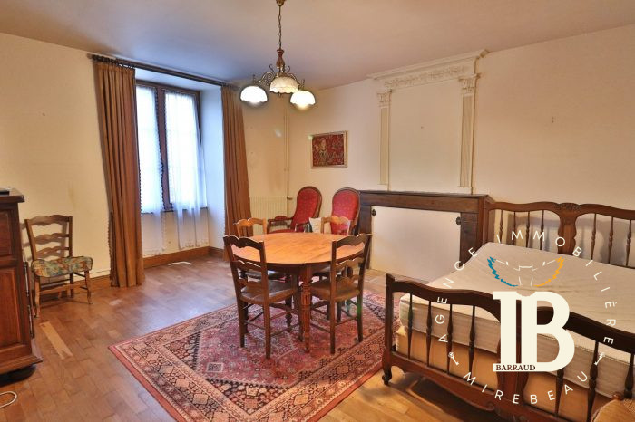 Casa vieja en venta, 7 habitaciones - Mirebeau 86110