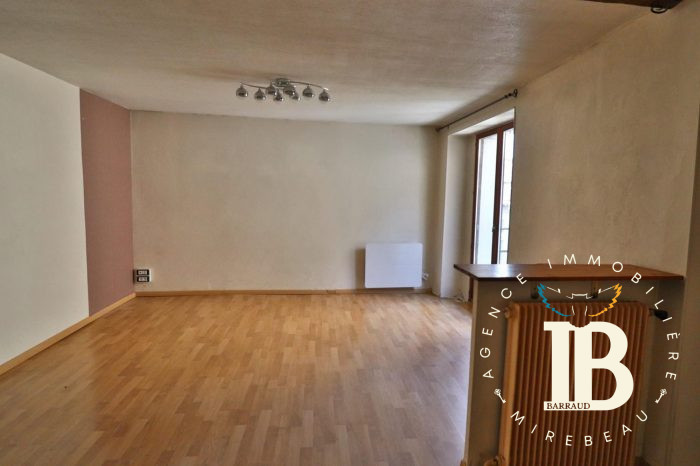 Old house for sale, 4 rooms - Mirebeau 86110
