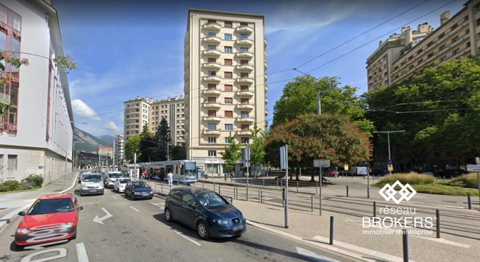 A louer,  bureaux de 122m2 idéalement situé sur l'arret de tram Chavant / Arret majeur de Grenoble