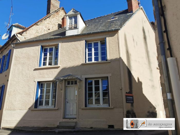 Photo Maison dans le charmant et pittoresque bourg de Chambon-sur-Voueize image 1/26
