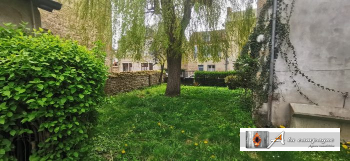 Photo Vaste maison et son agréable jardin dans le bourg de Pionsat image 11/50