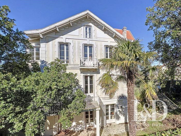 Bourgeois house for sale, 11 rooms - Royan 17200