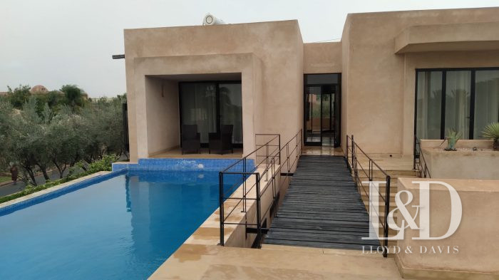 Villa avec piscine suspendue- vue Golf