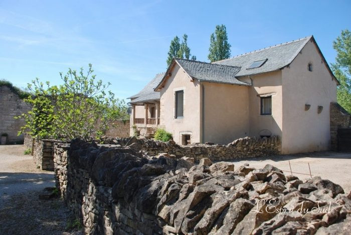 Photo 3 logements, ruines d'un château du 13° Siècle et image 29/35
